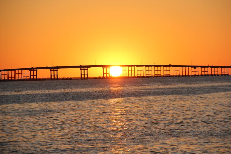 Солнце садится за мост, соединяющий остров South Padre с материком. South Padre Island, 2012 г.
