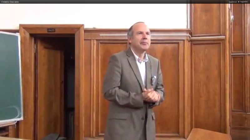 Профессор F.Dias – генеральный секретарь IUTAM (International Union of Theoretic and Applied Mechanics). Он делает доклад на семинаре «Современная механика и математическая физика» на мехмате МГУ, в рамках программы Лаборатории им. Бернулли.
